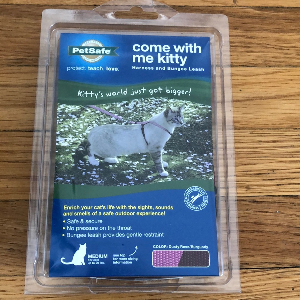 Petsafe Come With Me Kitty Harness and Bungee Leash, size medium. New.
